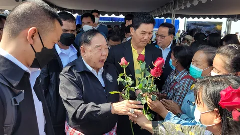 “บิ๊กป้อม” ลุยพิษณุโลก-นครสวรรค์ แก้น้ำท่วมน้ำแล้ง ชาวบ้านแห่มอบดอกไม้ถ่ายรูป