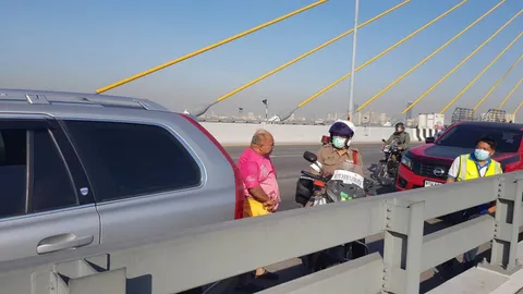 หนุ่มขับรถจอดกลางสะพานภูมิพล 2 ฝั่งมุ่งหน้าปู่เจ้าฯ ก่อนโดดลงเจ้าพระยาหาย