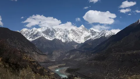 เหยื่อหิมะถล่มท่วมถนนบนเขาทิเบตพุ่งเป็น 20 ศพ สูญหายอีก 8 ราย