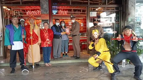 สีสันวันตรุษจีน ตำรวจอุตรดิตถ์ ถอดเครื่องแบบ แต่งชุดธีมไซอิ๋ว แจกส้มมงคล