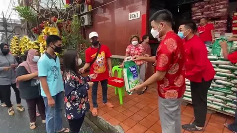 เถ้าแก่ร้านข้าวหาดใหญ่ แจกข้าวสาร 700 ถุงเป็นอั่งเปาแก่ชาวบ้านรับตรุษจีน 66