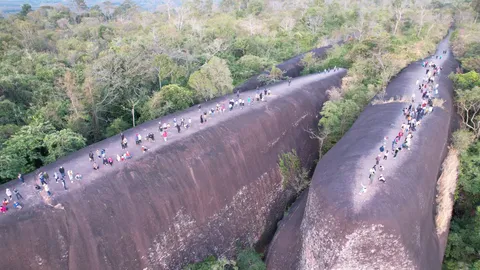หยุดสุดสัปดาห์นักท่องเที่ยว ขึ้น "หินสามวาฬ" รับลมหนาว 12 องศาฯ (คลิป)