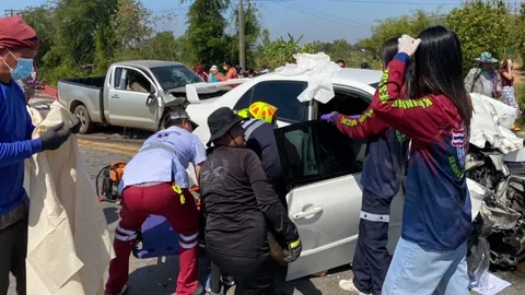 เก๋งคู่รักประสานงากระบะตาหลานจนยับคาโค้งสะพานบ้านหนองไผ่ ตาย 2 สาหัส 2