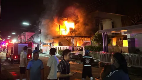 ไฟไหม้วันตรุษจีน ดับเพลิงเกี่ยงกัน รอนานเป็นชั่วโมง บ้าน รถวอด 10 ล้าน