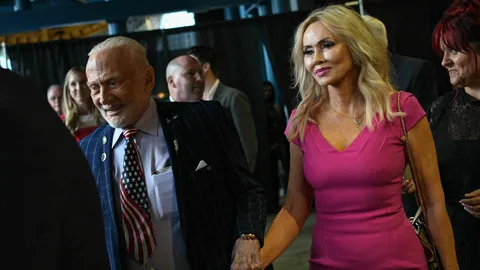 ชายผู้เหยียบดวงจันทร์คนที่ 2 ของโลก โชว์ฟิตแต่งงานใหม่ในวัย 93 ปี