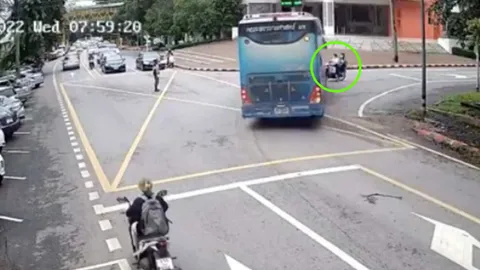 ศาลสั่งจำคุก 2 ปีไม่รอลงอาญา คนขับรถทัวร์ชน น้องอาย นศ.แพทย์ตายใน มข.