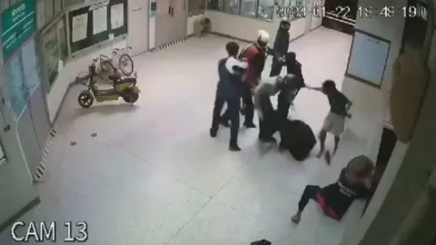 โจ๋ตีกันในห้องฉุกเฉิน รพ. เข้ามอบตัวตำรวจกุฉินารายณ์ จะสอบปากคำพรุ่งนี้