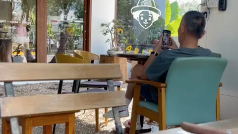 สายคาเฟ่ต้องระวัง สาวเตือนภัย หลังเจอลุงหื่นตั้งกล้องแอบถ่ายใต้กระโปรง