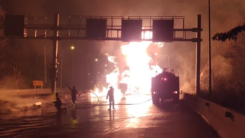 รถบรรทุกน้ำมันกว่า 3 หมื่นลิตร แหกโค้งเขาโทน ไฟลุกพึ่บ-เผาวอดทั้งคัน (คลิป)