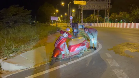 "พกพระเยอะยังไม่รอด" ลุง 56 ควบ จยย.พุ่งชนเสาไฟกลางดึก เป็นศพดับสลด