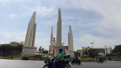 ม็อบ จัดกิจกรรม "Car Mob for Freedom" จี้ปล่อยตัว "ตะวัน-แบม" เลิก 112