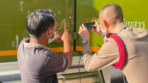 กระบะลอบยิงรถส่ง นสพ.ไทยรัฐ ล่ามิตซูฯ สีเทาดำ ขับกร่างบนถนน กระสุนเจาะทะลุ!