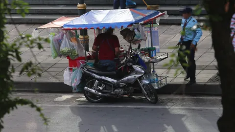 กทม. ซักซ้อมแนวทางจัดระเบียบหาบเร่-แผงลอย ให้ประชาชน-ผู้ค้าใช้ทางเท้าร่วมกันได้