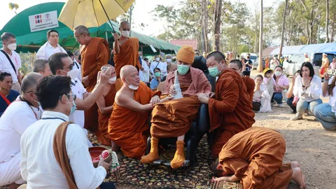 เกจิดัง "หลวงปู่บัวเกตุ" ทำพิธีวางศิลาฤกษ์พระธาตุเจดีย์ คอหวยส่องทะเบียนรถ 