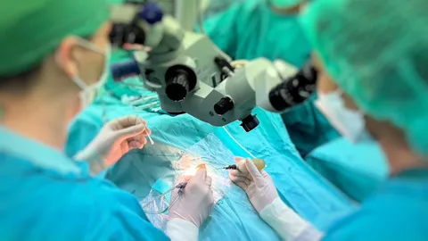 สุดอันตราย ชายวัย 27 ไม่ใส่แว่นตัดหญ้า โดนเศษใบมีดกระเด็นเข้าตา หวิดบอดสนิท