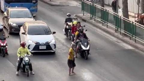 อบอุ่นหัวใจ คลิปไวรัล รถทุกคันพร้อมใจกันหยุดเพื่อให้หญิงชราเดินข้ามถนน