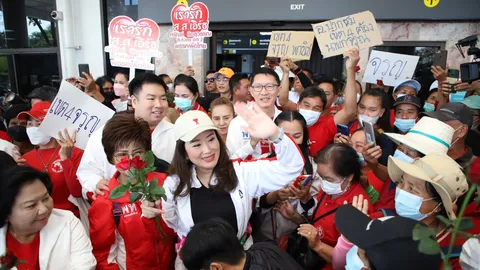 มวลชนแห่รับ "แพทองธาร" แน่นสนามบินเลย จ่อปราศรัยใหญ่ 2 จังหวัด วันนี้ 