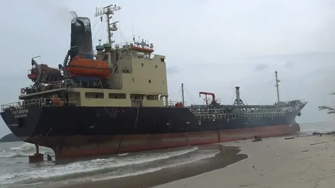 คืบกู้เรือน้ำมันปาล์มเกยตื้น ที่หาดแหลมสนอ่อน ต้องล่าช้าหลังทะเลคลื่นแรง