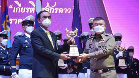 บิ๊กตู่ เป็นประธานมอบรางวัลเกียรติยศจักรดาว ผบ.ตร.สาขาบริหารการปกครองฯ