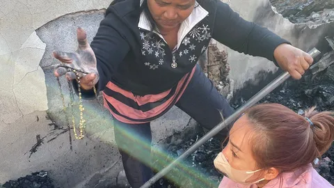 ยายวัย 86 พอยิ้มได้ ไฟไหม้ตึกแถววอด 6 คูหา จิตอาสาคุ้ยหาทองกว่า 30 บาทเจอ (คลิป)