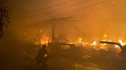 ไฟไหม้บ้านชุมชนวิมานสุข ซ.เสรีไทย 71 วอด 4 หลัง หนีตายระทึก