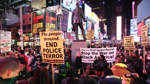 ชาวนิวยอร์กประท้วงเดือดขอความเป็นธรรมให้ชายผิวสีที่ถูก ตร.ซ้อมจนตาย