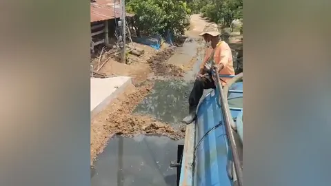 เหม็นทั้งหมู่บ้าน เมื่อรถดูดส้วมถูกชนท้าย ทำสิ่งปฏิกูลไหลนองเต็มท้องถนน