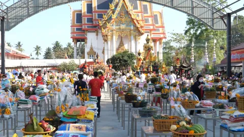 คนแห่ร่วมพิธี ถวายเครื่องสักการะ ท้าวเวสสุวรรณองค์ใหญ่ วัดจุฬามณี (คลิป)