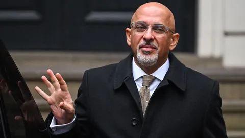 นายกฯ อังกฤษปลดหัวหน้าพรรคอนุรักษนิยม พ้นรัฐบาล พัวพันคดีภาษี