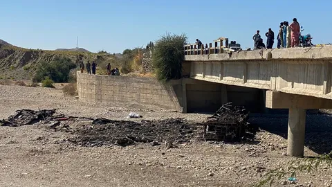 ปากีสถานเศร้า บัสตกสะพาน-เรือบรรทุกนักเรียนล่ม ดับรวม 51 ศพ