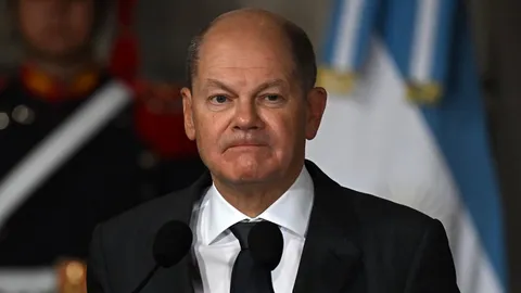 ขอหยุดที่รถถัง นายกฯ เยอรมนีลั่น ไม่ส่งเครื่องบินรบให้ยูเครน