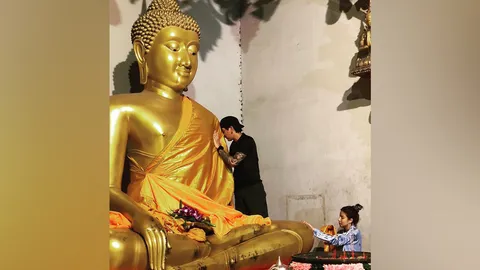 “งานเข้า” แบบไม่พัก ล่าสุด ใบเตย ควง ดีเจแมน เข้าวัดทำบุญไหว้พระเพื่อความสิริมงคล