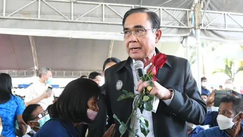 “บิ๊กตู่” ระแวง รีบถามคนสนิท รับดอกไม้จากชาวบ้านบางมูลนากได้ไหม