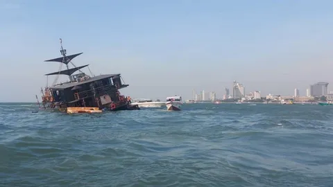 คาเฟ่เรือโจรสลัด ถูกคลื่นซัด จมทะเลพัทยา