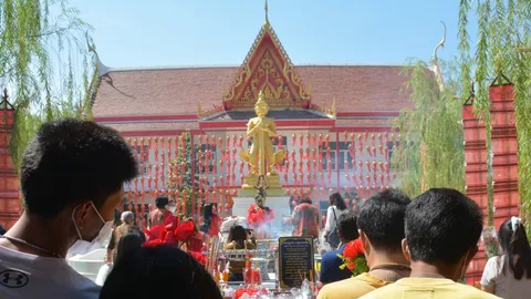 คนดวงเฮง รวมตัวแก้บน "ท้าวเวสสุวรรณ" วัดพังม่วง ใจดีเผย เลขเด็ด 1/2/66 (คลิป)