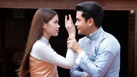 ฌอห์ณ-ชาร์เลท โปลิศหนุ่ม กับแม่สื่อสายตื๊อ คู่ชุลมุนวุ่นรัก ใน "พระนคร ๒๔๑๐"