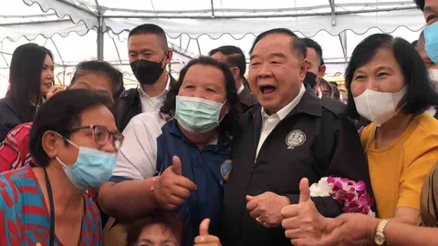 "ลุงป้อม" ลุย นครปฐม แฟนคลับ หอมแก้ม เชียร์ สู้ๆ เลือกตั้งได้เป็นนายกฯ