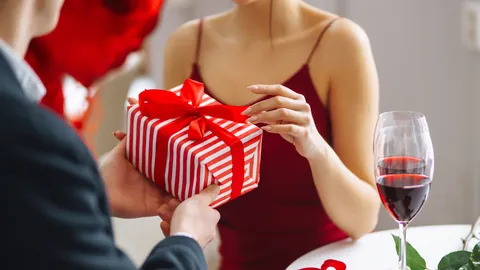 รวมไอเดีย "ซื้ออะไรเป็นของขวัญให้แฟน" เซอร์ไพรส์รับวาเลนไทน์ 2023