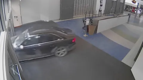 ตร.แคนาดาเร่งล่าตัว คนร้ายขโมยรถพุ่งชนประตูห้าง (คลิป)