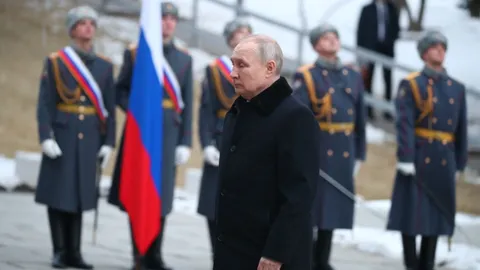 ปูตินรำลึก 80 ปี ศึกสตาลินกราด จวกเยอรมนีส่งรถถังสู้รัสเซียอีกแล้ว