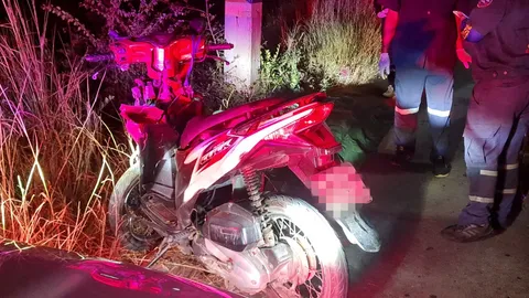 2 ผัวเมียซดเหล้าขาว ขี่ จยย.เสียหลักชนเสาไฟฟ้า ตาย 1 เจ็บ 1