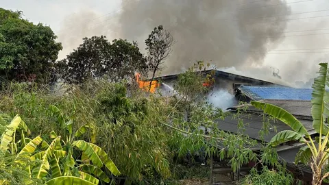 ไฟไหม้บ้านที่ชลบุรีวอดหมด ลามโดนอีก 2 หลัง ยายติดเตียงวัย 80 ดับคาที่