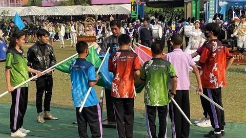 ผอ.โรงเรียนดังปทุมฯ แจง นร.อุปาทานหมู่ล้มฟุบไม่จริง ชี้อากาศร้อนทำเด็กเป็นลม