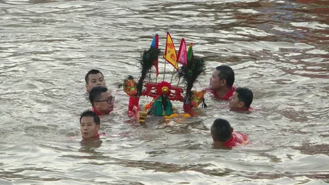 1 ปีมีแค่ครั้งเดียว แห่เจ้าแม่ลิ้มกอเหนี่ยว ลุยน้ำที่ปัตตานี (คลิป)