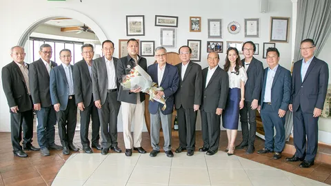 สุทธิเกียรติ จิราธิวัฒน์ มอบช่อดอกไม้แสดงความยินดีแก่ ดร.ธนกร วังบุญคงชนะ