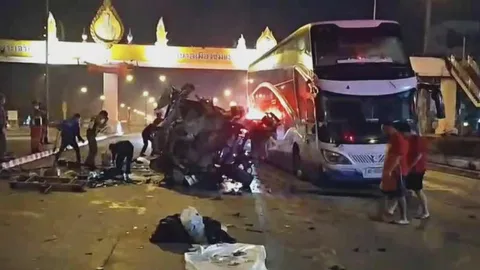 ปิกอัพซิ่ง เสยท้ายรถทัวร์ติดไฟแดงที่ชุมแพ ดับยกคัน 3 ศพ