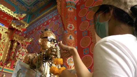 คอหวยแห่ร่วมพิธีถวายพระแก้วมรกต 3 ฤดู ไม่ลืมส่อง "เลขเด็ด" กุมารไก่ทอง ลุ้นรวย 16/2/66