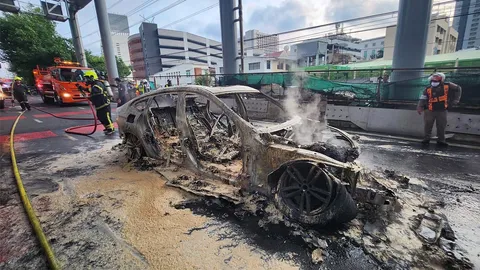 นาทีชีวิต ไฟไหม้ เก๋ง BMW ลงด่วนเพลินจิต พ่อแม่ลูกหนีทัน รอดตายหวุดหวิด