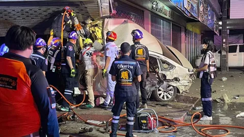 นศ.แพทย์ปี 5 ขับเก๋งชนเสาร้านค้าดับคาเบาะ คาดหลับใน