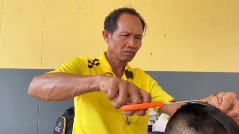 ผอ. แจงดราม่า ภาพครูจับกรรไกร ตัดผมนักเรียนหน้าเสาธง 